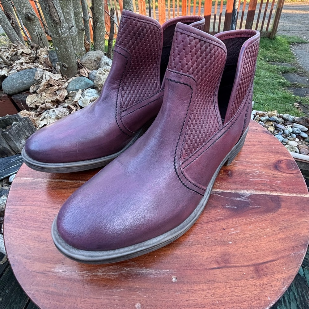 Roan Size 9.5 Women's Leather Ankle Boots. Very Soft Leather! - Picture 2 of 10